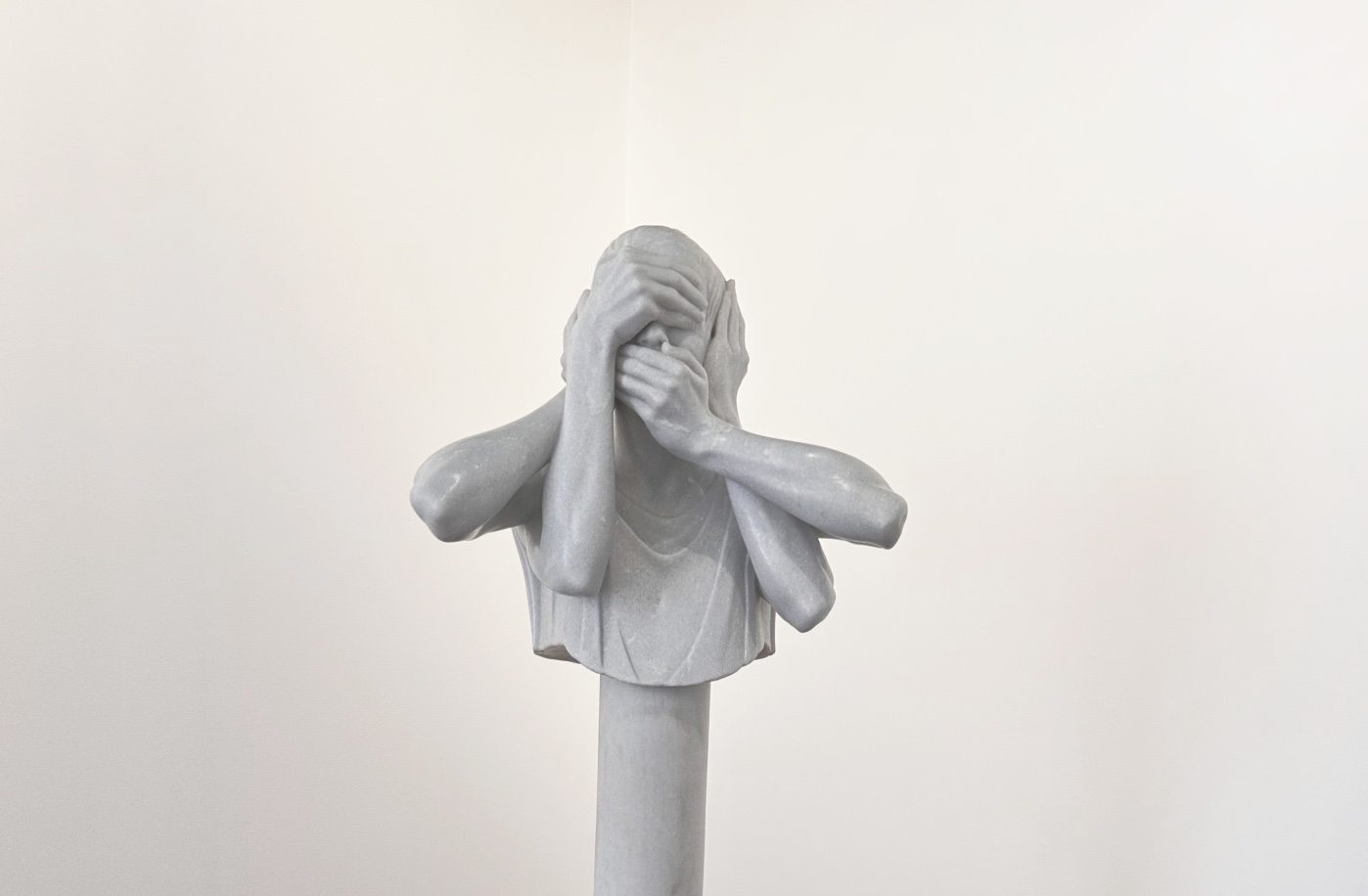 Shilpa Gupta, Untitled (Don’t See, Don’t Hear, Don’t Speak): a pale stone bust on a column, its hands covering its eyes and mouth, Hamburger Bahnhof